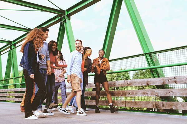 Comment intégrer les études de cas internationales dans les formations pour développer une perspective globale ?