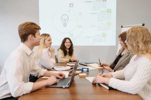 Comment gérer efficacement les retards et les absences dans l'équipe ?
